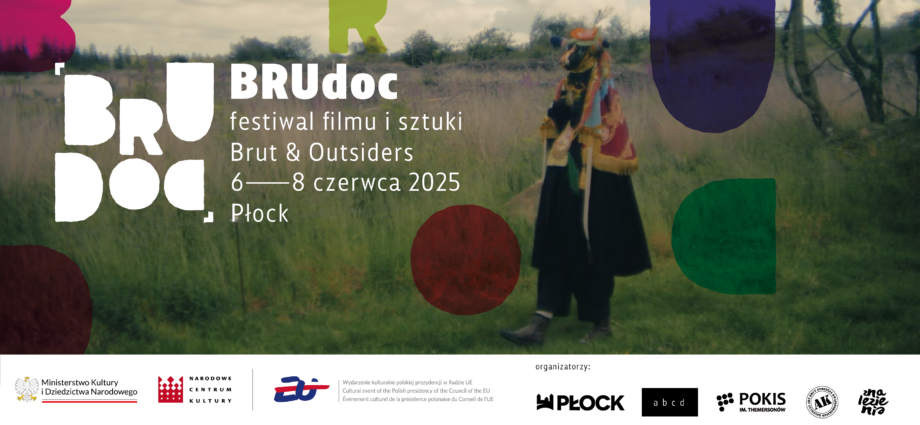 Zdjęcie przedstawia jeden z budynków kompleksu pn. Le Village d’Art Préludien de CHOMO – artystyczną drewnianą konstrukcję pokrytą czarno-białymi symbolami i wzorami, znajdującą się w lesie. Dom znajduje się pośrodku zdjęcia, otoczony drzewami i leśną roślinnością. Po lewej stronie obrazu widać duże kolorowe plamy graficzne w odcieniach fioletu, różu i czerwieni. Po prawej stronie zdjęcia znajduje się biały panel z informacjami o wydarzeniu: „BRUdoc – festiwal filmu i sztuki Brut & Outsiders, 6–8 czerwca 2025, Płock”. Widać także logotypy organizatorów oraz informację: Dofinansowano ze środków Ministra Kultury i Dziedzictwa Narodowego w ramach Programu kulturalnego polskiej prezydencji w Radzie Unii Europejskiej 2025 w ramach programu dotacyjnego SYNERGIE #Poland25EU #KulturaJestWspólna #BRUdoc #artbrut #OutsiersArt #POKiS